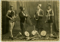 The 4 Bentos rond 1929. Vlnr: De tweede van links is Polly Bentos, de eerste van rechts is Jenny Moreels. Foto: Huis Van Alijn
